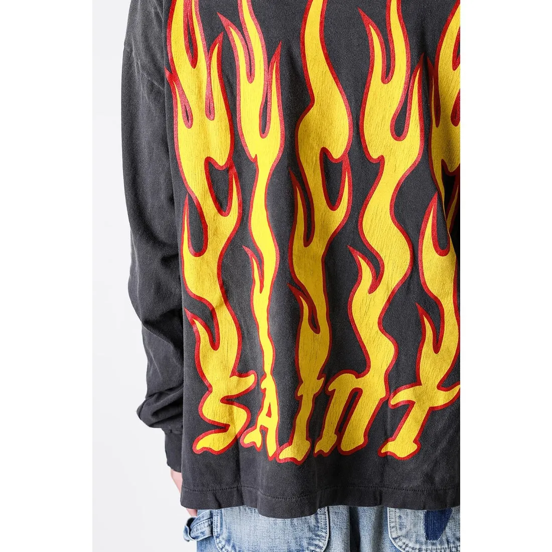 SAINT Mxxxxxx LS TEE/SOUL ON FIRE/BLK Soul flame/flame long sleeves, washed black S-XL, look for cylindrical fabrics with no side seams, don’t buy open ones anymore, boring Assute ready-made garments dyed, sprayed the whole thing with horse-hair spray, and then sprayed again to fade the color, the collar and cuffs are frayed, many places are torn, super large printing position, very difficult to print, complete accessories, with little angel anti-counterfeiting label